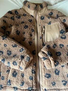 Abercrombie & Fitch Sherpa Jacket with Leopard Print - Tan black